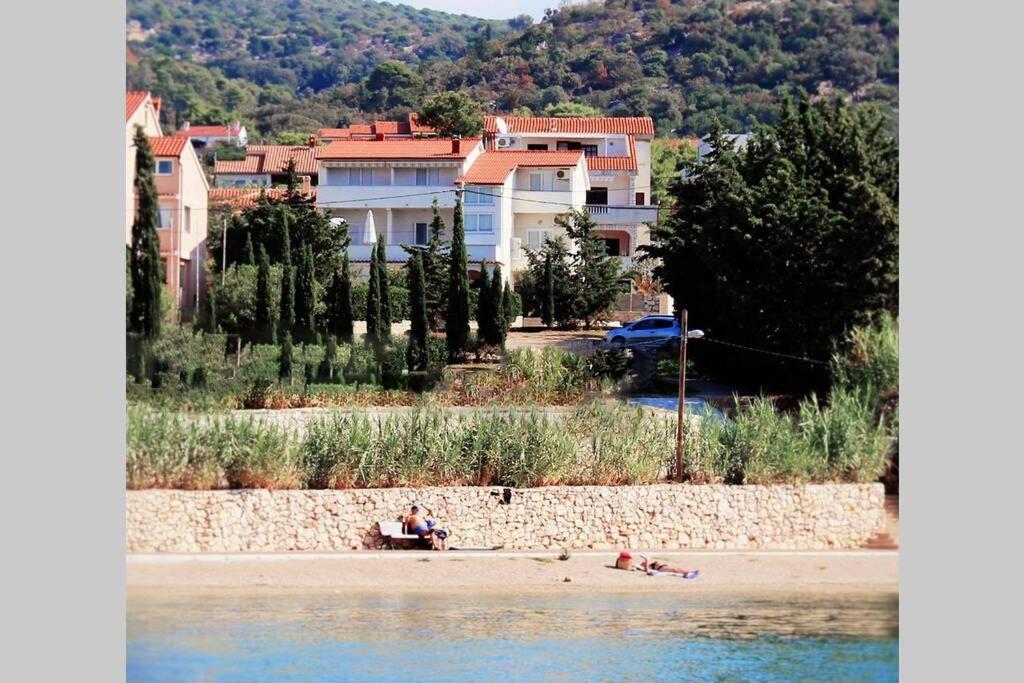 Barbat na Rabu Sea View Room With Kitchen, Balcony&Air Condition מראה חיצוני תמונה